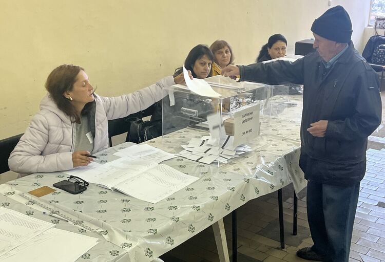 Около 10 % избирателна активност в Черногорово 