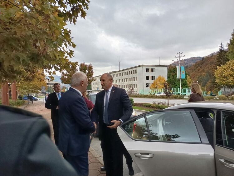 Президентът Радев посрещна унгарския си колега в Смолян с личен автомобил