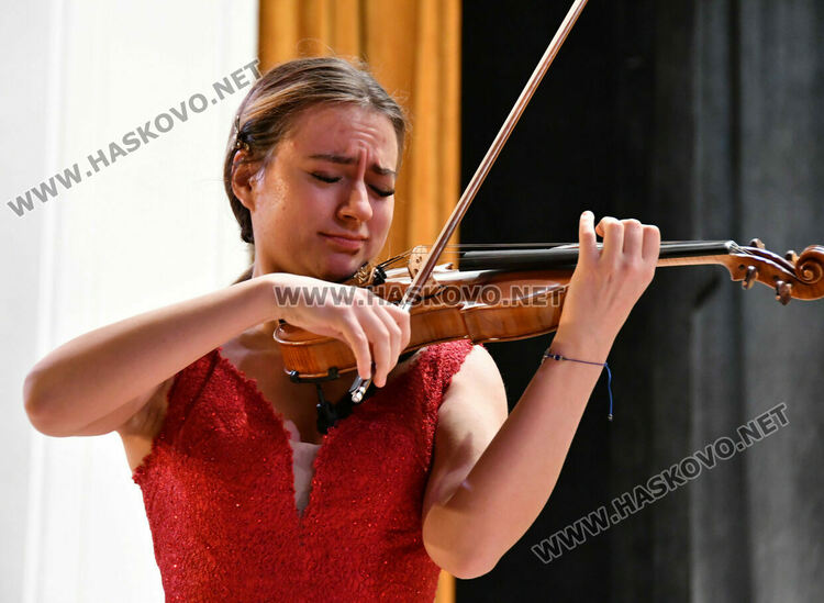 Наградиха най-добрите млади цигулари в конкурса „Проф. Недялка Симеонова“ 2025