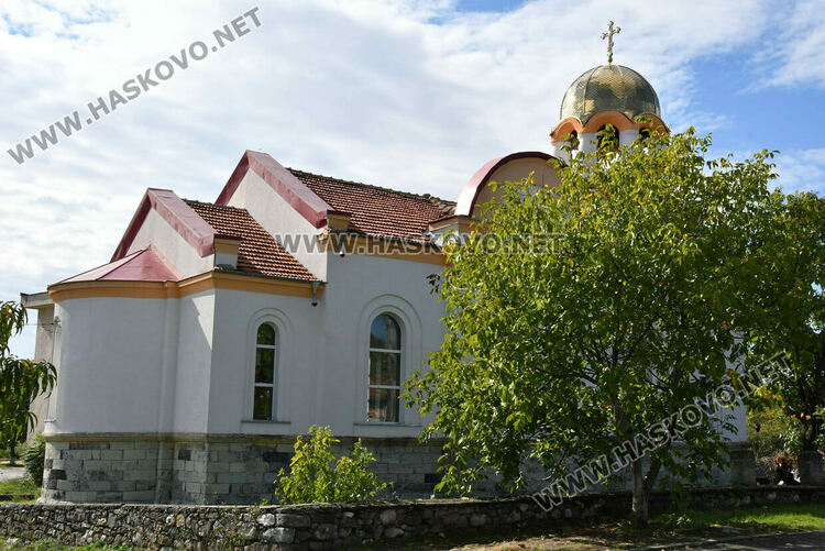 Курбан за здраве след приключване външния ремонт на църквата в Книжовник
