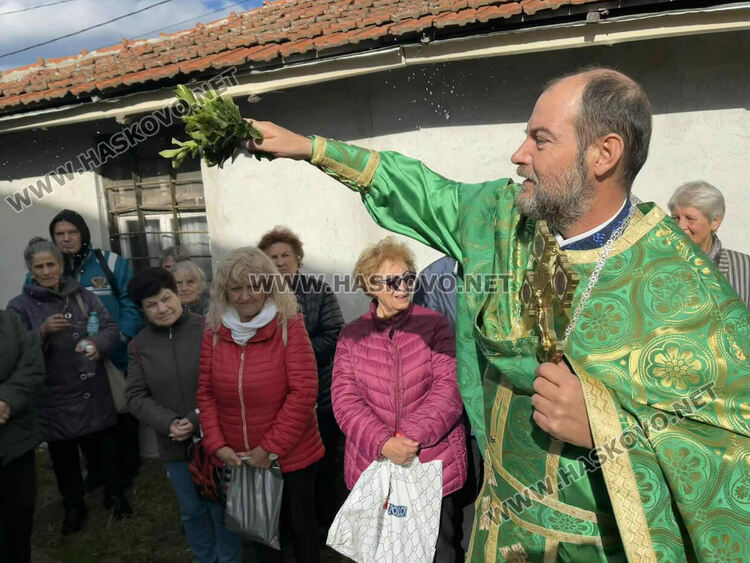 Литургия, водосвет и курбан за стогодишния юбилей на църквата в село Конуш 