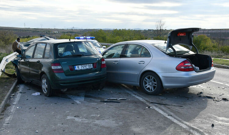 82-годишен пешеходец и 13-годишно момче пострадаха леко при пътни инциденти