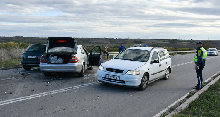 82-годишен пешеходец и 13-годишно момче пострадаха леко при пътни инциденти