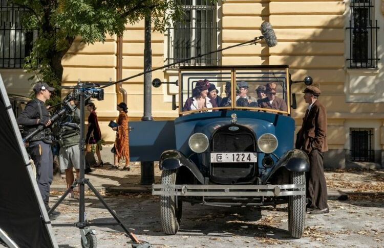 Кадър от снимачния процес на сериала „Чамкория“