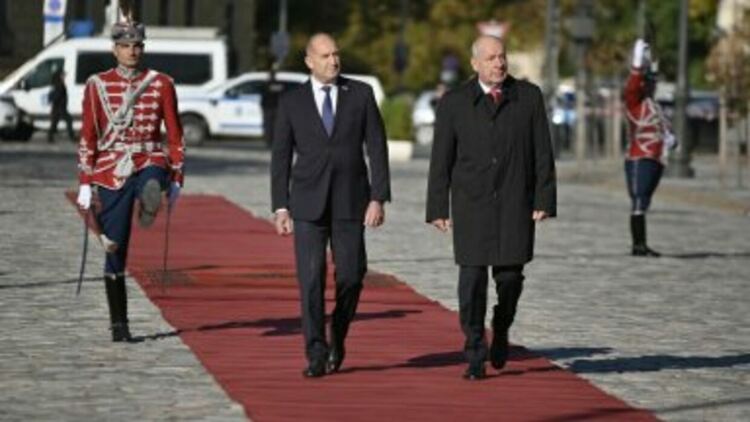 Президентите на България и Унгария разговарят на 4 очи, Радев пак е с колата на съпругата си 