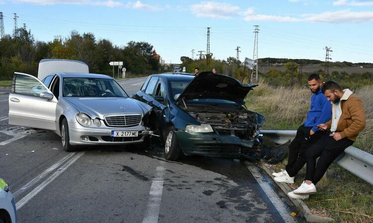82-годишен пешеходец и 13-годишно момче пострадаха леко при пътни инциденти