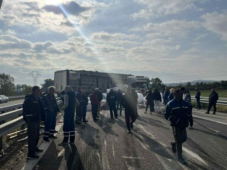 Камион катастрофира на магистрала “Марица” и образува километрична на опашка
