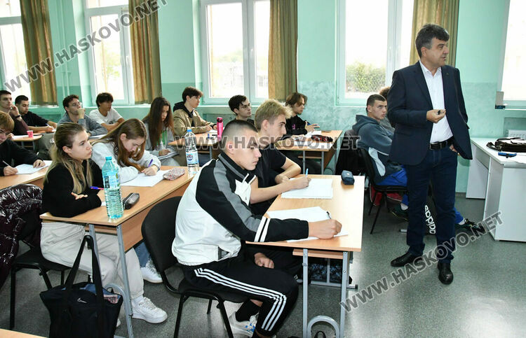 Зам.-ректорът на Софийския университет с лекции по математика в ПМГ-Хасково