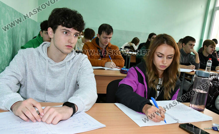 Зам.-ректорът на Софийския университет с лекции по математика в ПМГ-Хасково