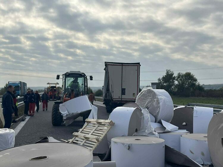 Камион катастрофира на магистрала “Марица” и образува километрична на опашка