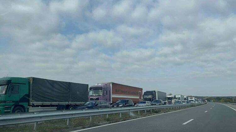 Камион катастрофира на магистрала “Марица” и образува километрична на опашка