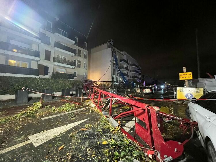 Торнадо удари Париж причинявайки смърт и разрушения