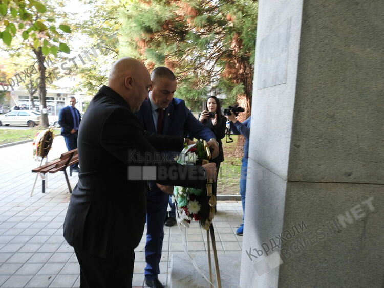 Председателката на Народното събрание доц.Наталия Киселова почете паметта на ген.Делов