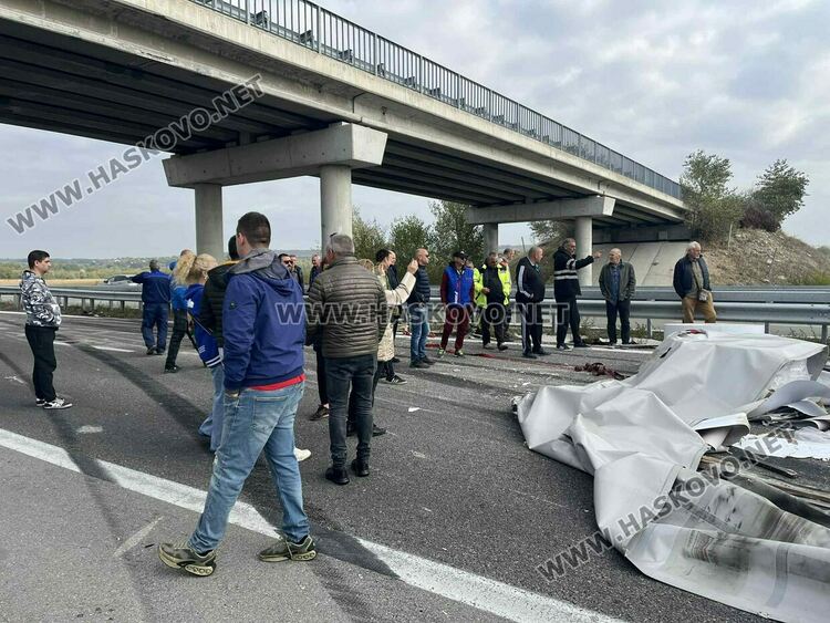 Тир с тоалетна хартия катастрофира и затвори АМ „Марица“