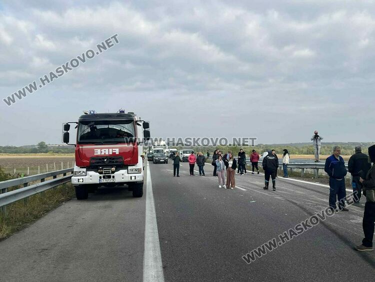 Тир с тоалетна хартия катастрофира и затвори АМ „Марица“