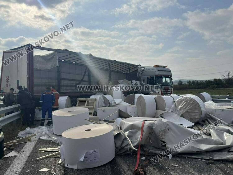 Тир с тоалетна хартия катастрофира и затвори АМ „Марица“