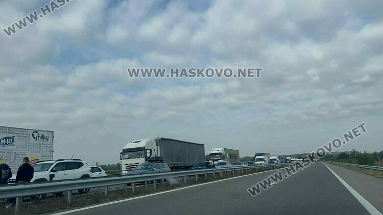 Тир с тоалетна хартия катастрофира и затвори АМ „Марица“