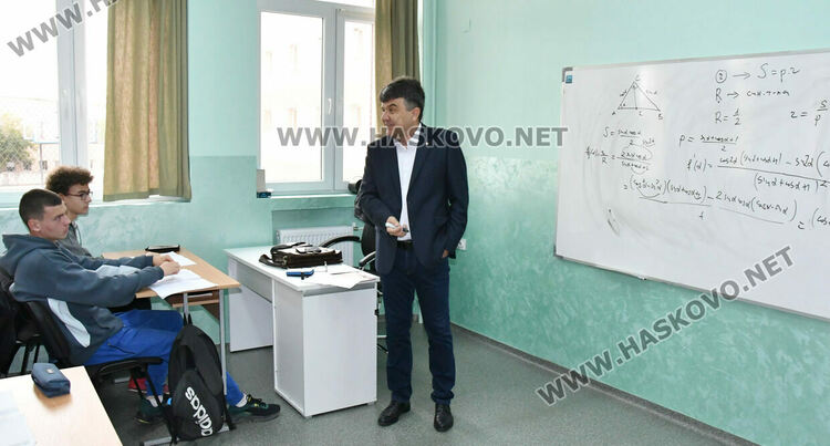 Зам.-ректорът на Софийския университет с лекции по математика в ПМГ-Хасково