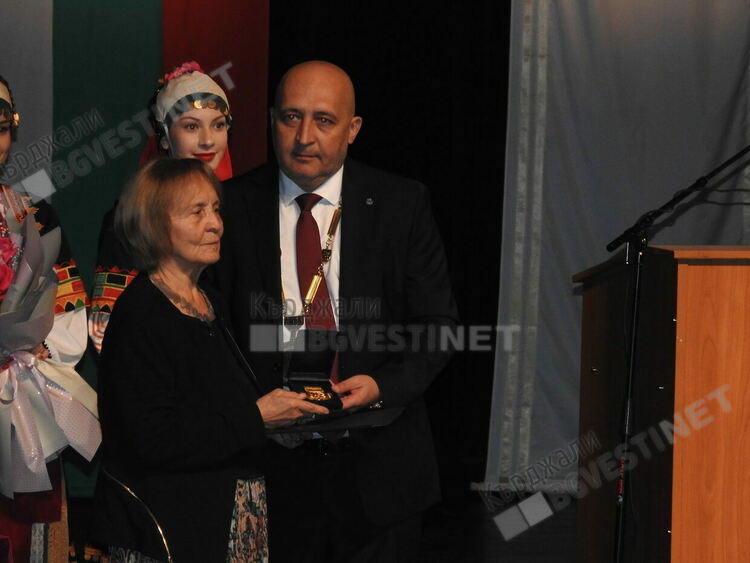 Доц.д-р Дора Янчева бе удостоена с Почетен знак Герб на Община Кърджали-златен