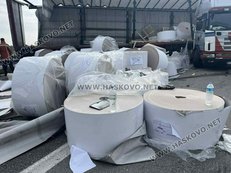 Тир с тоалетна хартия катастрофира и затвори АМ „Марица“