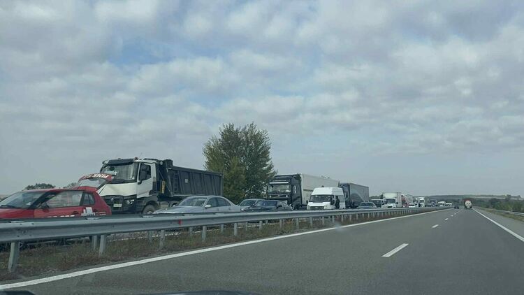 Камион катастрофира на магистрала “Марица” и образува километрична на опашка