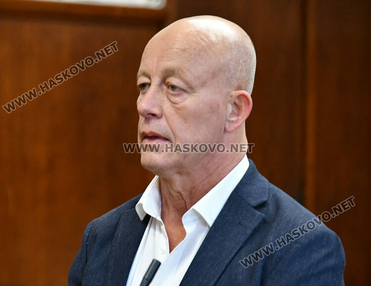 Отстраняват Мюмюн Искендер от длъжността кмет на община Минерални бани