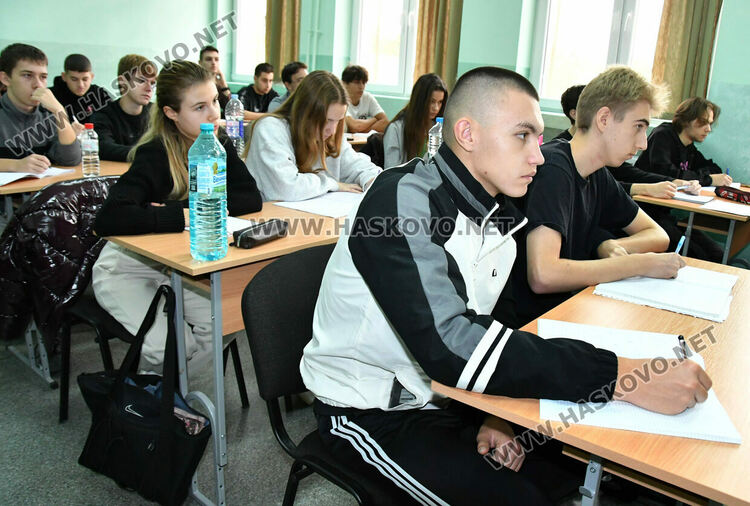 Зам.-ректорът на Софийския университет с лекции по математика в ПМГ-Хасково