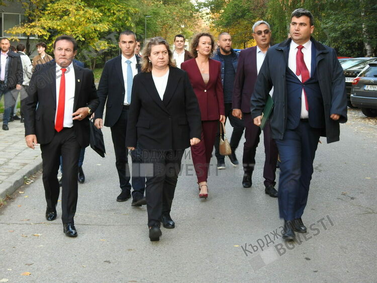 Председателката на Народното събрание доц.Наталия Киселова почете паметта на ген.Делов