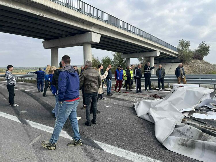 Камион катастрофира на магистрала “Марица” и образува километрична на опашка