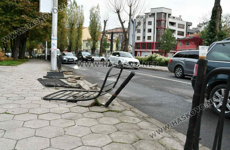 Кола разби огражденията край Бизнес центъра в Хасково