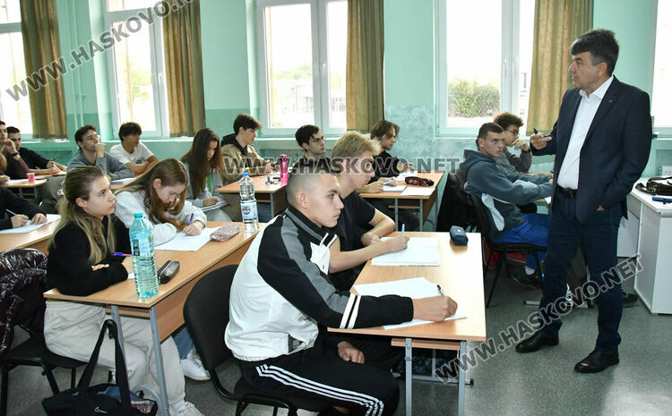 Зам.-ректорът на Софийския университет с лекции по математика в ПМГ-Хасково