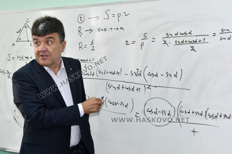 Зам.-ректорът на Софийския университет с лекции по математика в ПМГ-Хасково