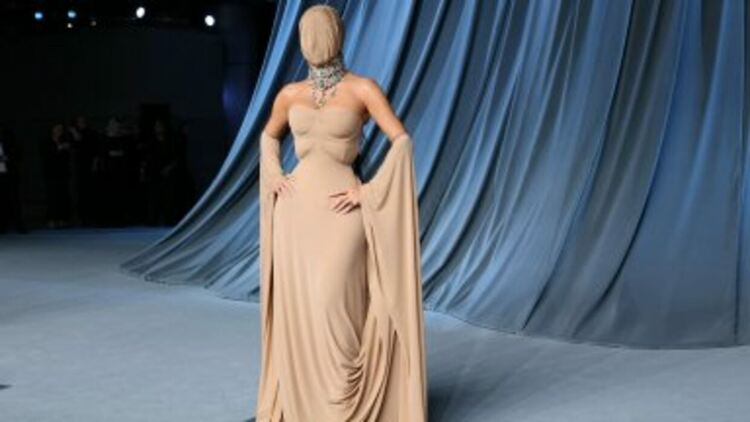 Ким Кардашиян шокира феновете с необичаен тоалет и скрито лице