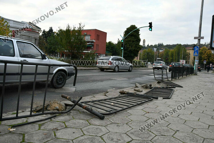 Кола разби огражденията край Бизнес центъра в Хасково