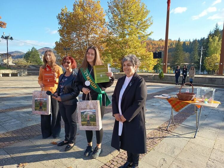 Ученици показаха знания по родолюбие в чест на празника на Смолян
