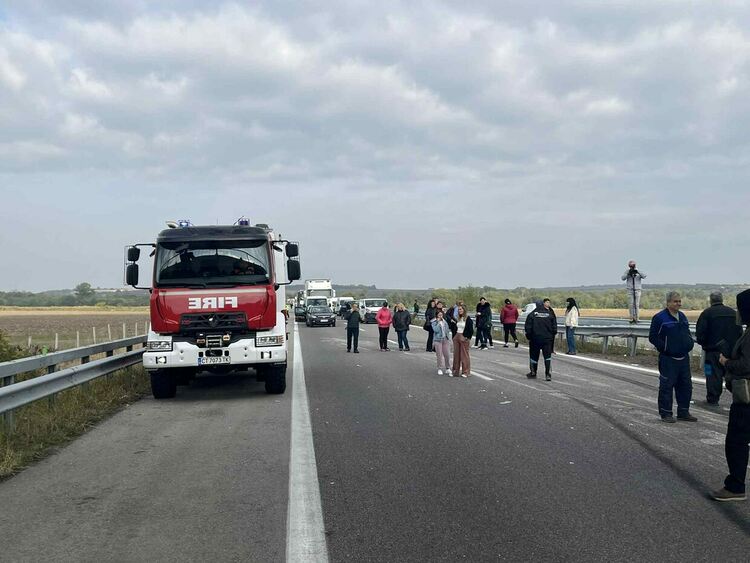 Камион катастрофира на магистрала “Марица” и образува километрична на опашка