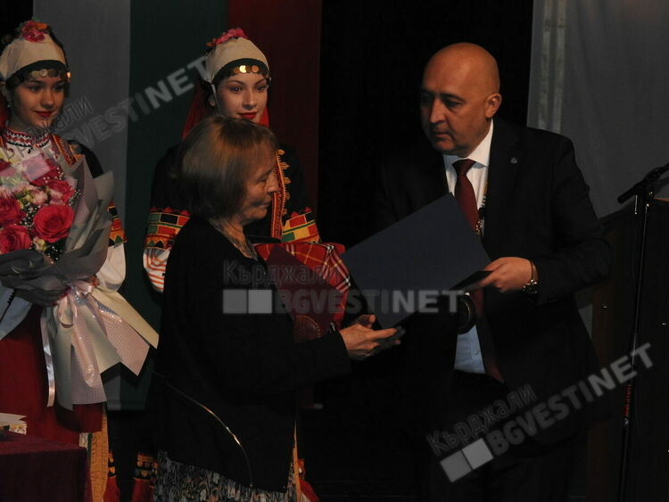 Доц.д-р Дора Янчева бе удостоена с Почетен знак Герб на Община Кърджали-златен