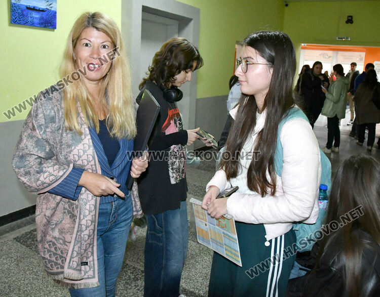 Зам.-ректорът на Софийския университет с лекции по математика в ПМГ-Хасково