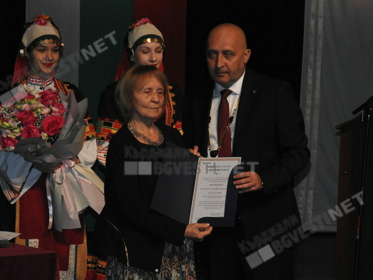 Доц.д-р Дора Янчева бе удостоена с Почетен знак Герб на Община Кърджали-златен