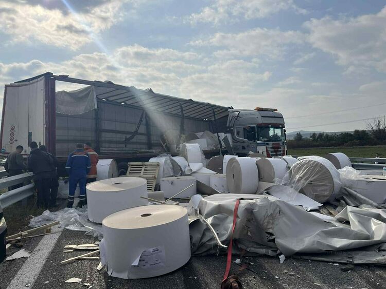 Камион катастрофира на магистрала “Марица” и образува километрична на опашка