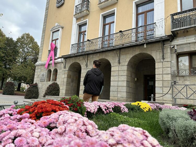 Розова панделка на фасадата на Община Хасково по повод месеца за борба с рака на гърдата