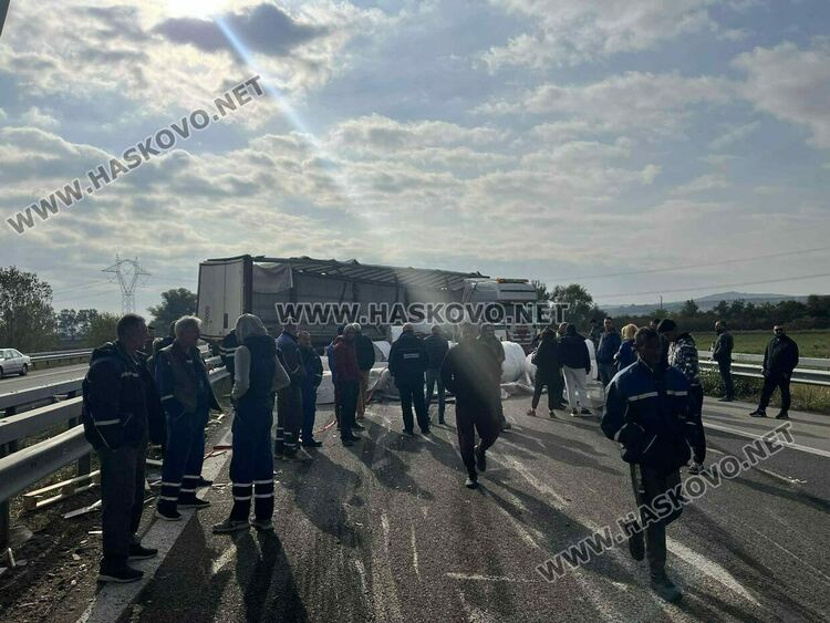 Тир с тоалетна хартия катастрофира и затвори АМ „Марица“