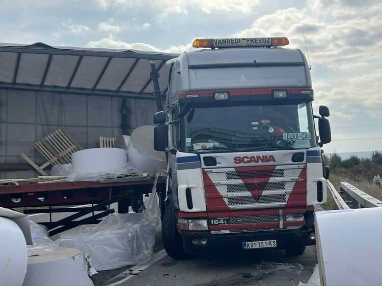 Камион катастрофира на магистрала “Марица” и образува километрична на опашка