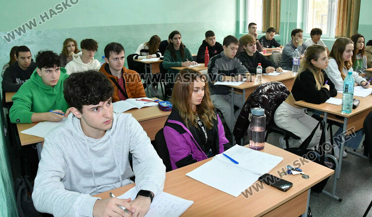 Зам.-ректорът на Софийския университет с лекции по математика в ПМГ-Хасково