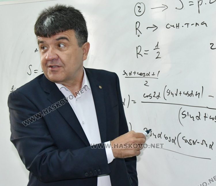 Зам.-ректорът на Софийския университет с лекции по математика в ПМГ-Хасково