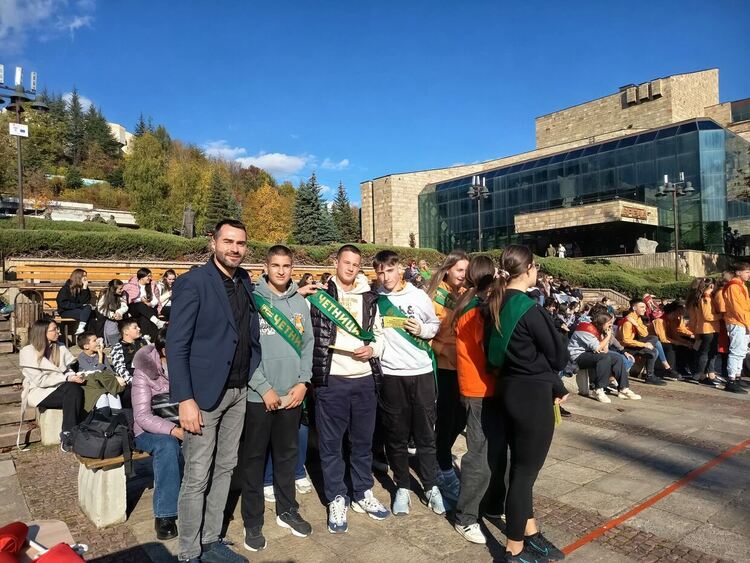 Ученици показаха знания по родолюбие в чест на празника на Смолян