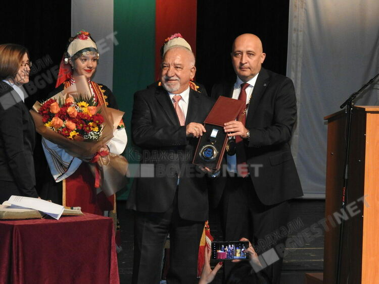 Кметът Ерол Мюмюн лично предложи Нешко Нешев за почетен гражданин на Кърджали,съветниците гласуваха единодушно