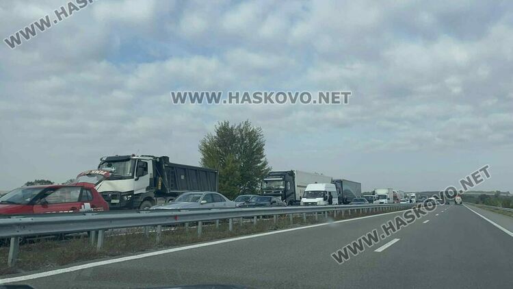 Тир с тоалетна хартия катастрофира и затвори АМ „Марица“