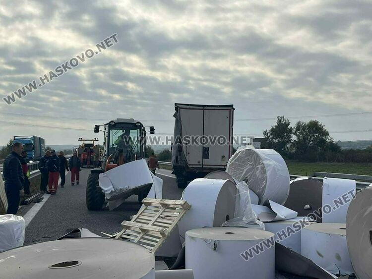 Тир с тоалетна хартия катастрофира и затвори АМ „Марица“