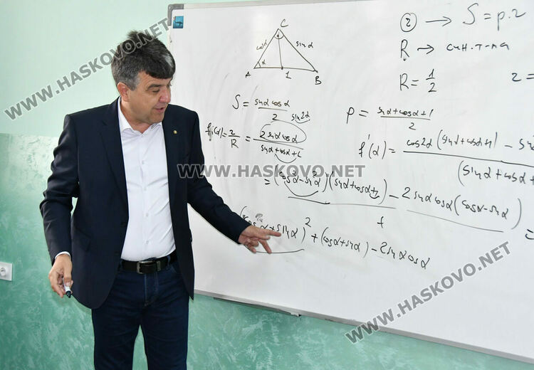 Зам.-ректорът на Софийския университет с лекции по математика в ПМГ-Хасково